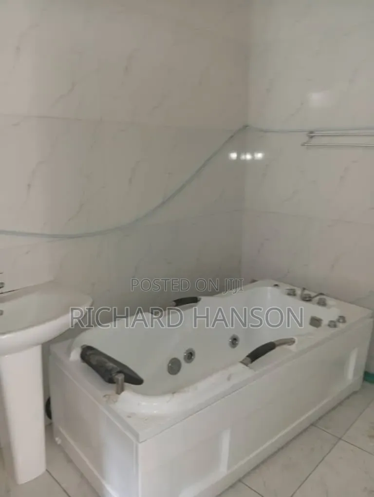 4bdrm Duplex in Secured, Chevron for rent in Chevron