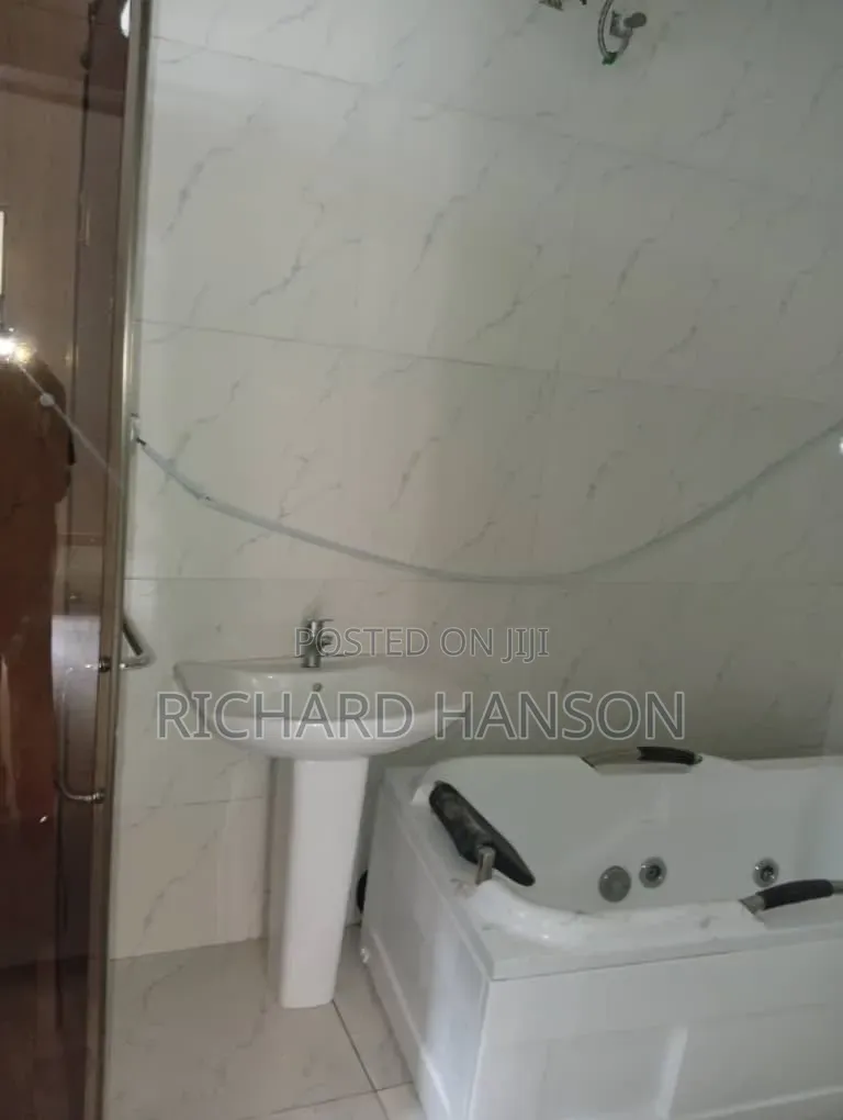 4bdrm Duplex in Secured, Chevron for rent in Chevron