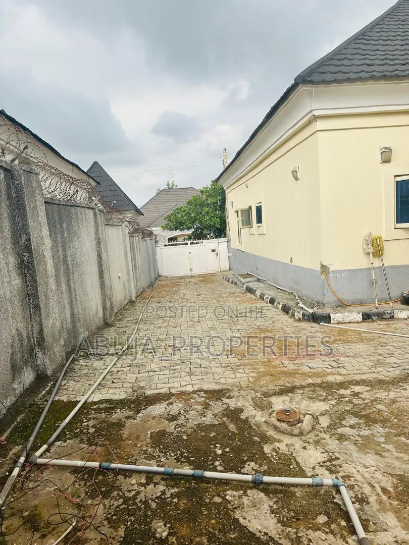 3bdrm Bungalow in By 6Th Avenue, Gwarinpa for sale in Gwarinpa
