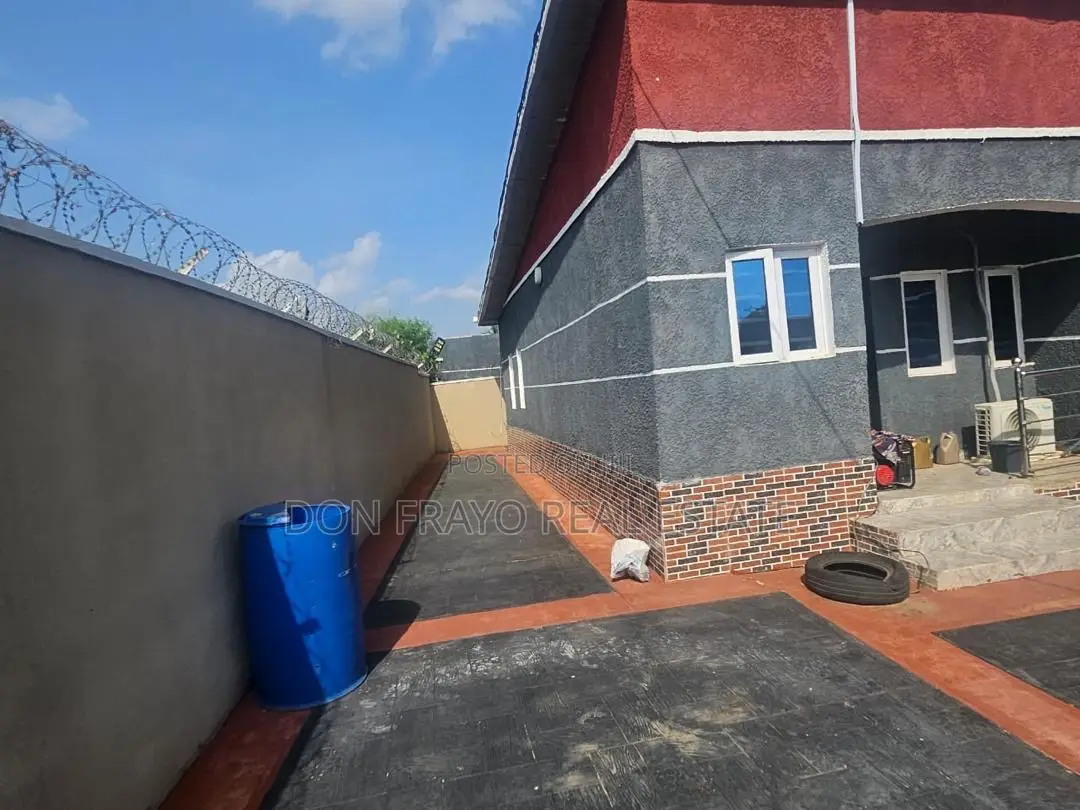 6bdrm Block of Flats in Asipa Tipper Garage, Akala Express for sale in Akala Express
