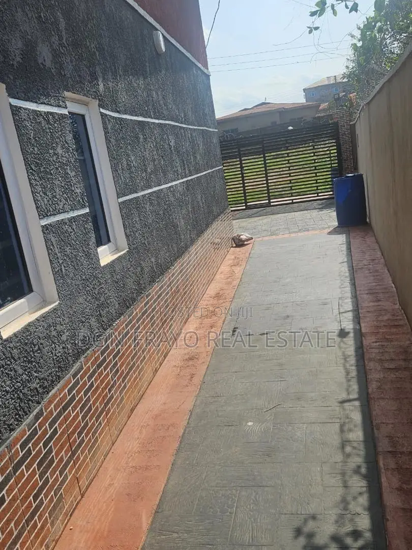 6bdrm Block of Flats in Asipa Tipper Garage, Akala Express for sale in Akala Express