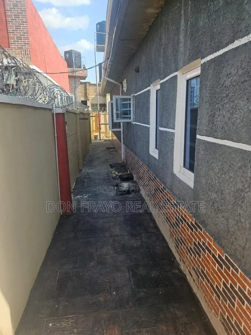 6bdrm Block of Flats in Asipa Tipper Garage, Akala Express for sale in Akala Express