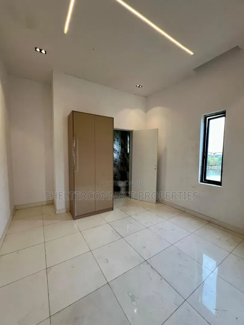 5bdrm Duplex in Chevron for sale in Chevron