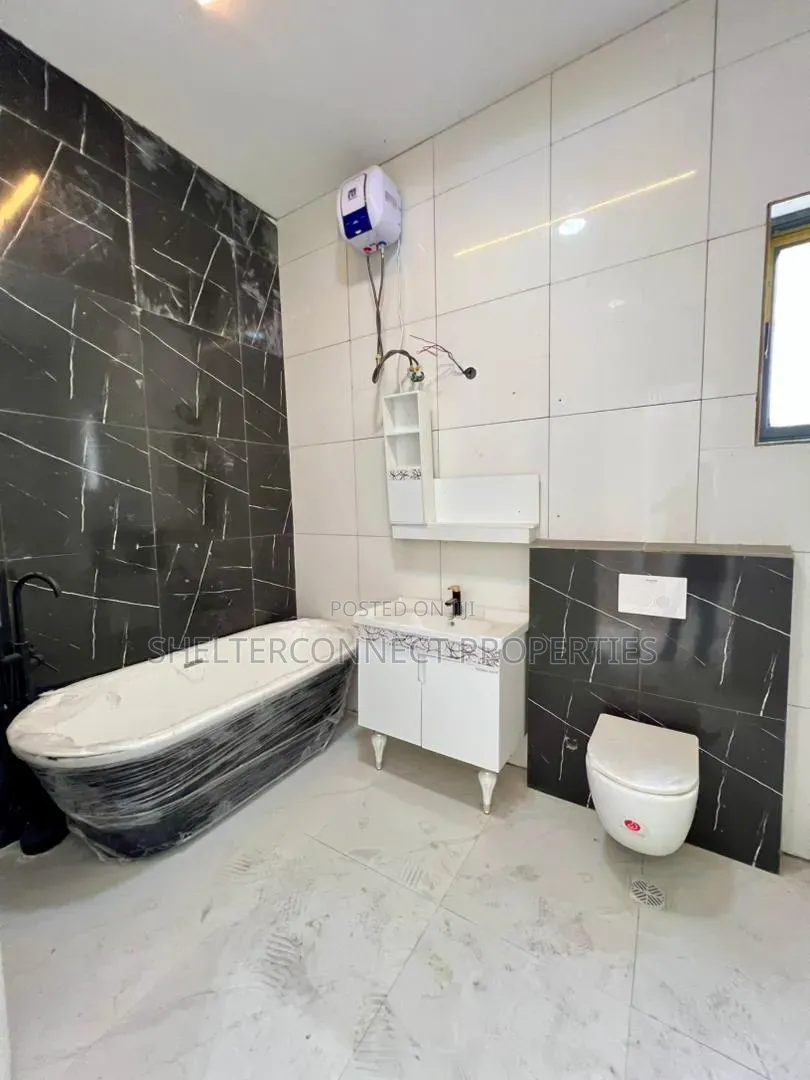 5bdrm Duplex in Chevron for sale in Chevron