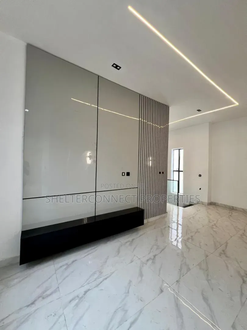 5bdrm Duplex in Chevron for sale in Chevron