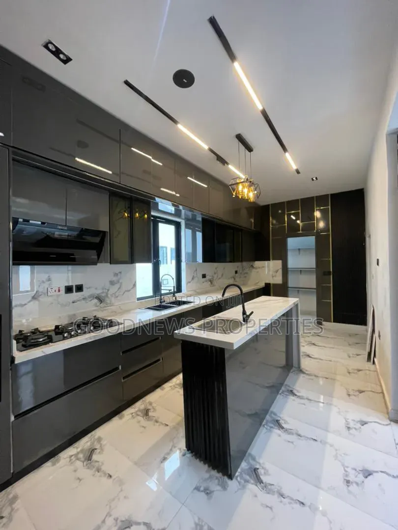 5bdrm Duplex in Ikota for sale in Ikota