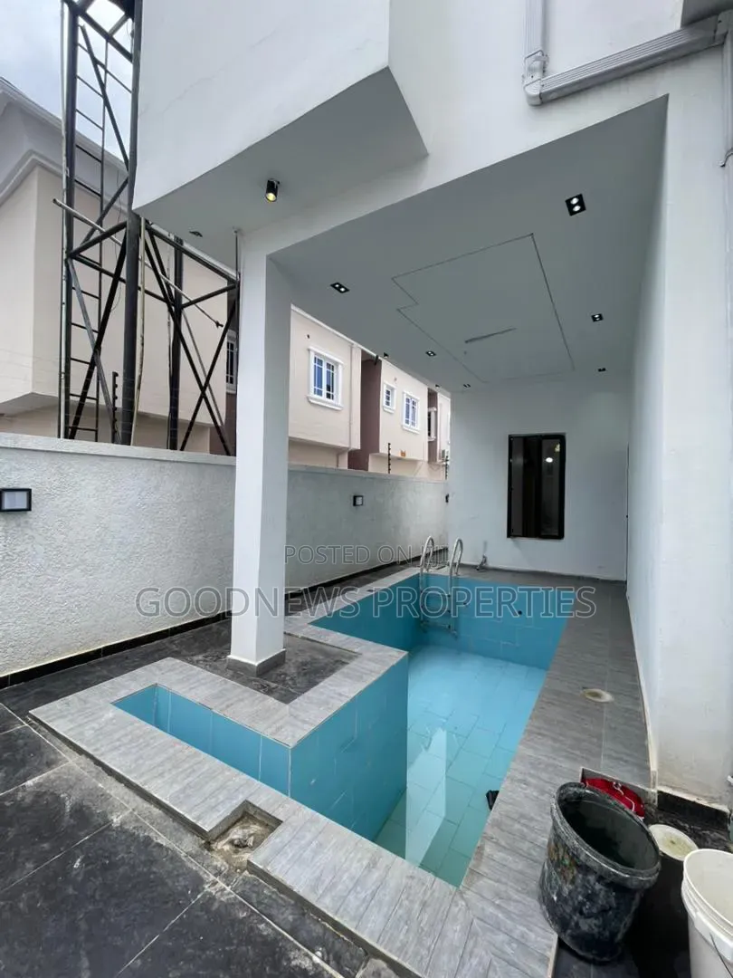 5bdrm Duplex in Ikota for sale in Ikota