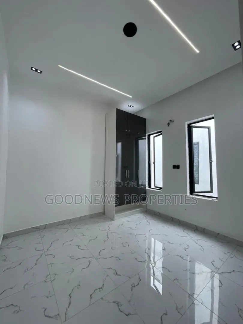 5bdrm Duplex in Ikota for sale in Ikota