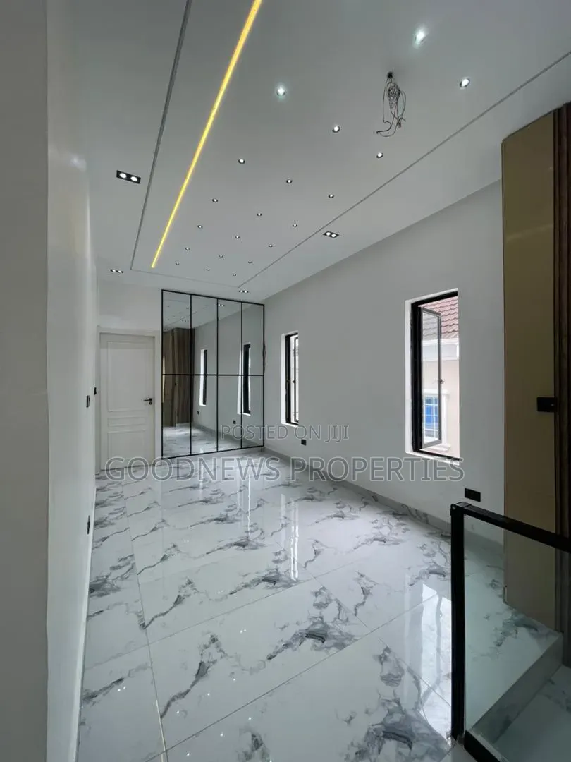 5bdrm Duplex in Ikota for sale in Ikota