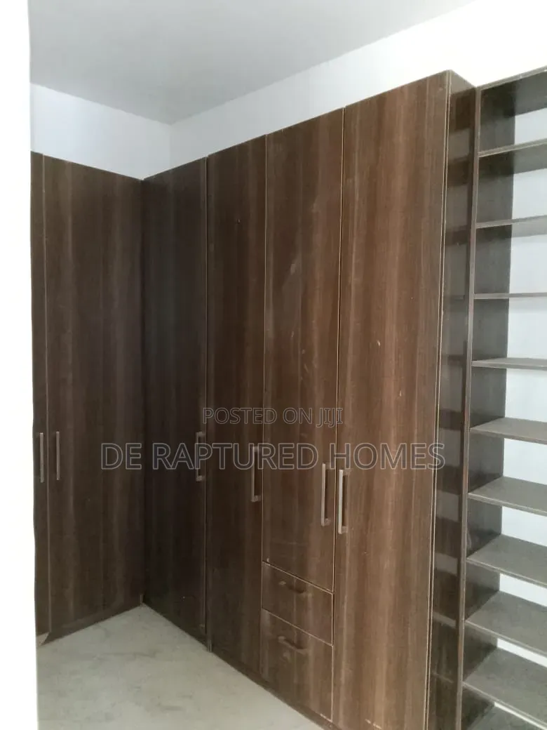 5bdrm Duplex in Ologolo for sale in Ologolo