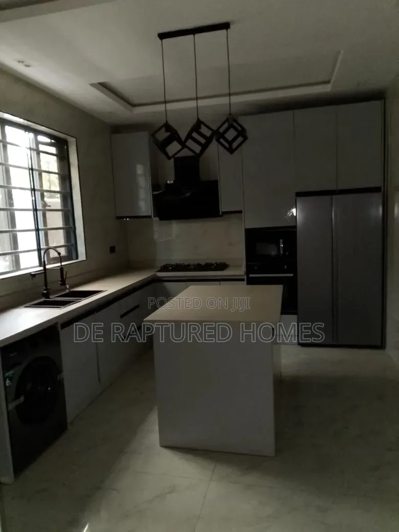 5bdrm Duplex in Ologolo for sale in Ologolo