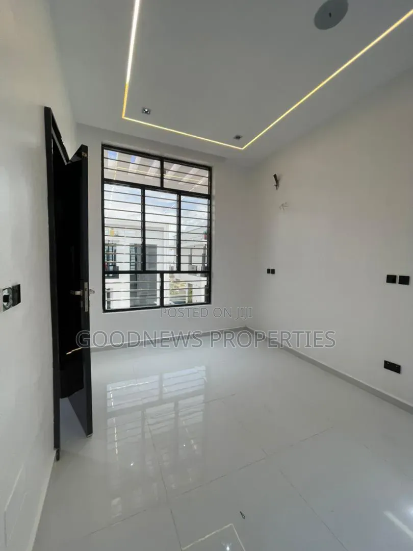 5bdrm Duplex in Chevron Toll Gate for sale in Chevron