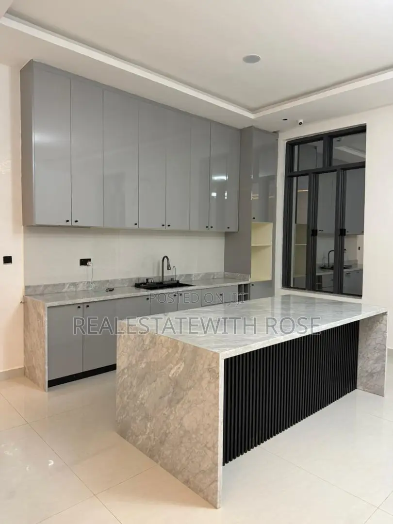 5bdrm Duplex in Resettlement for sale in Apo Resettlement