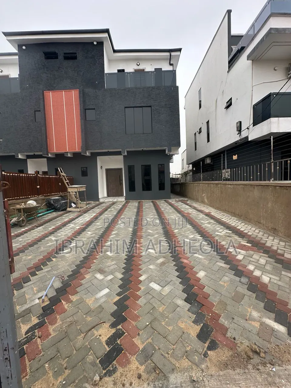 4bdrm Duplex in Millennium, Millenuim/UPS for sale in Millenuim/UPS