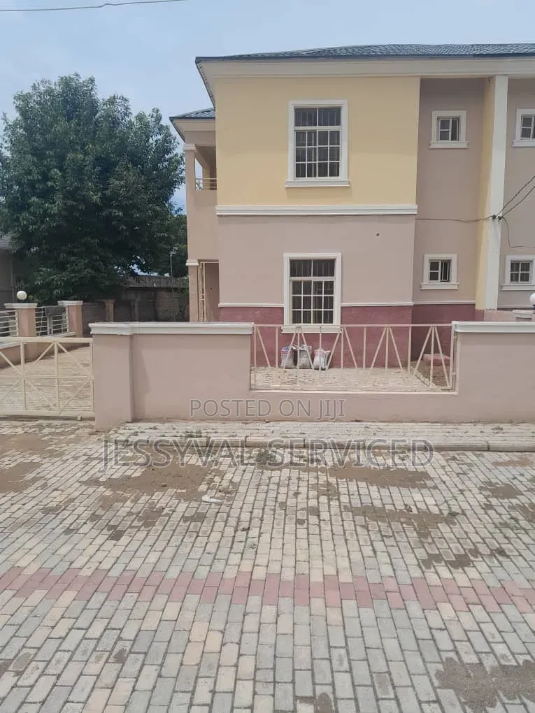 3bdrm Duplex in Karshi for sale in Karshi