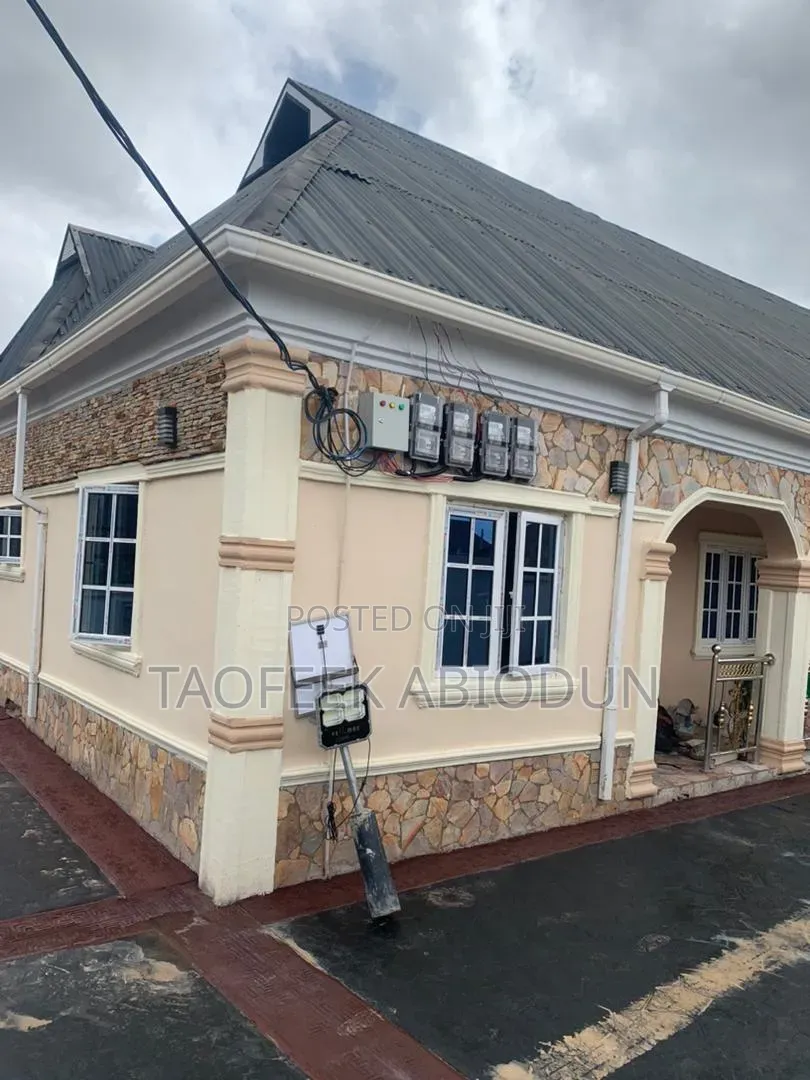 Furnished 2bdrm Block of Flats in Zone 15 Adeleke, Olorunda-Osun in Olorunda-Osun