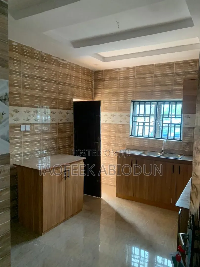Furnished 2bdrm Block of Flats in Zone 15 Adeleke, Olorunda-Osun in Olorunda-Osun