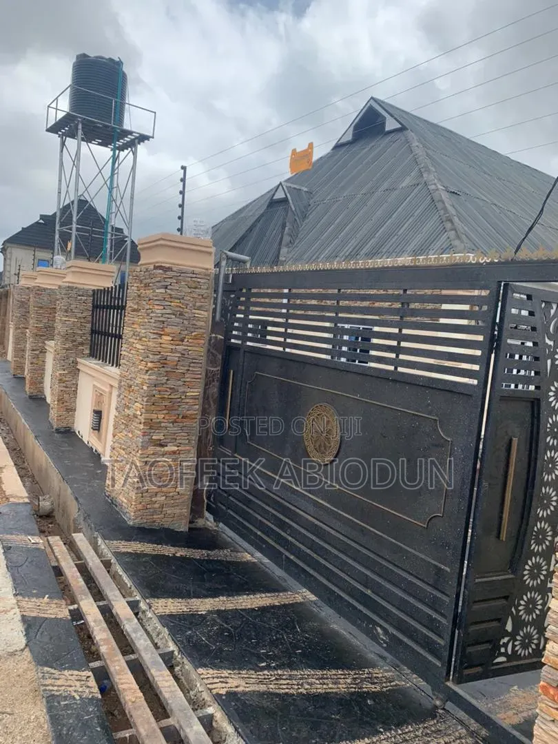 Furnished 2bdrm Block of Flats in Zone 15 Adeleke, Olorunda-Osun in Olorunda-Osun