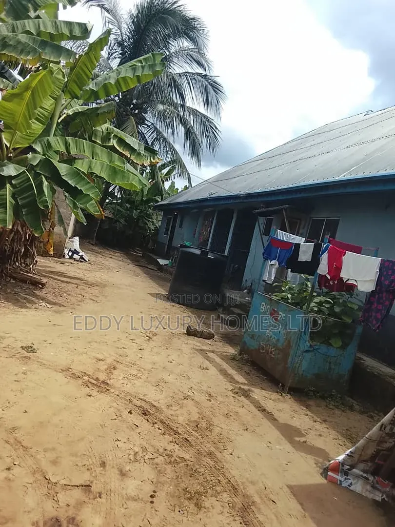 8bdrm Block of Flats in Ikot-Ekpene Rd, Uyo for sale in Uyo