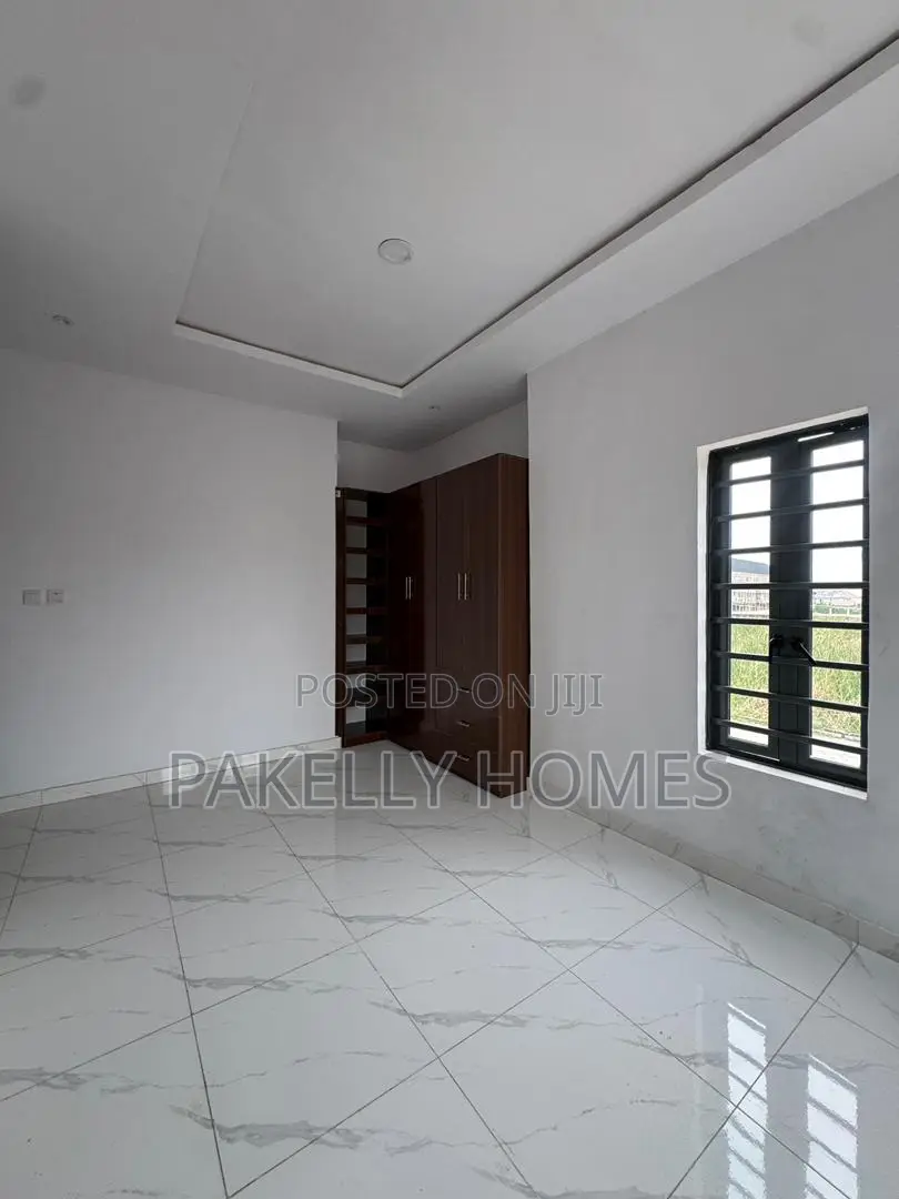 3bdrm Duplex in Ikota for sale in Ikota