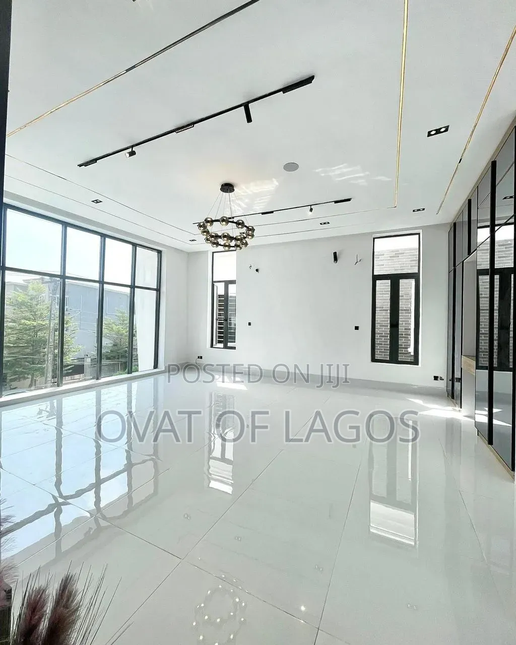 5bdrm Duplex in Chevron Tollgate for sale in Chevron