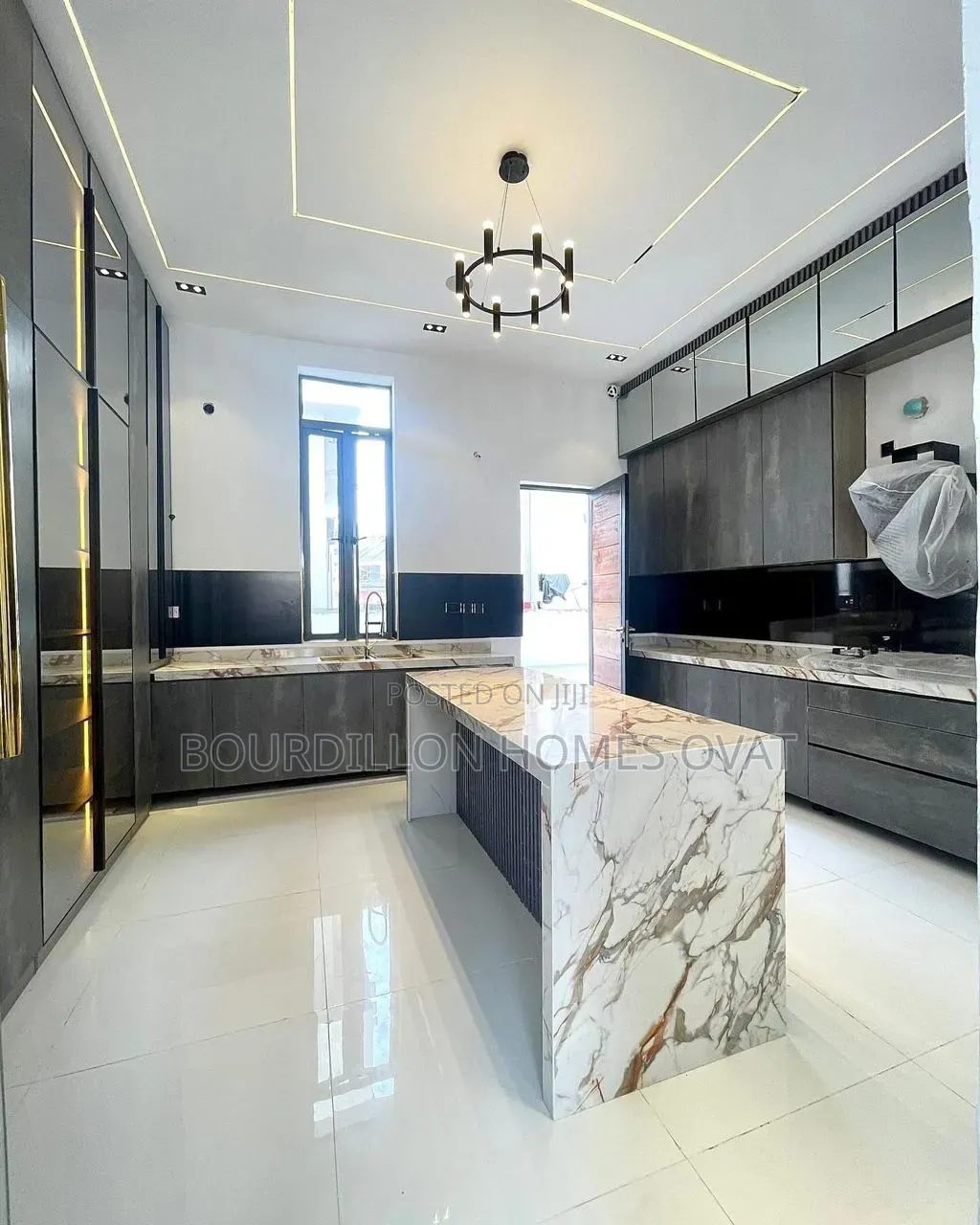 5bdrm Duplex in Chevron Toll Gate for sale in Chevron