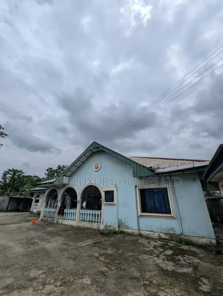 6bdrm Bungalow in Osongama Estate, Uyo for sale in Uyo