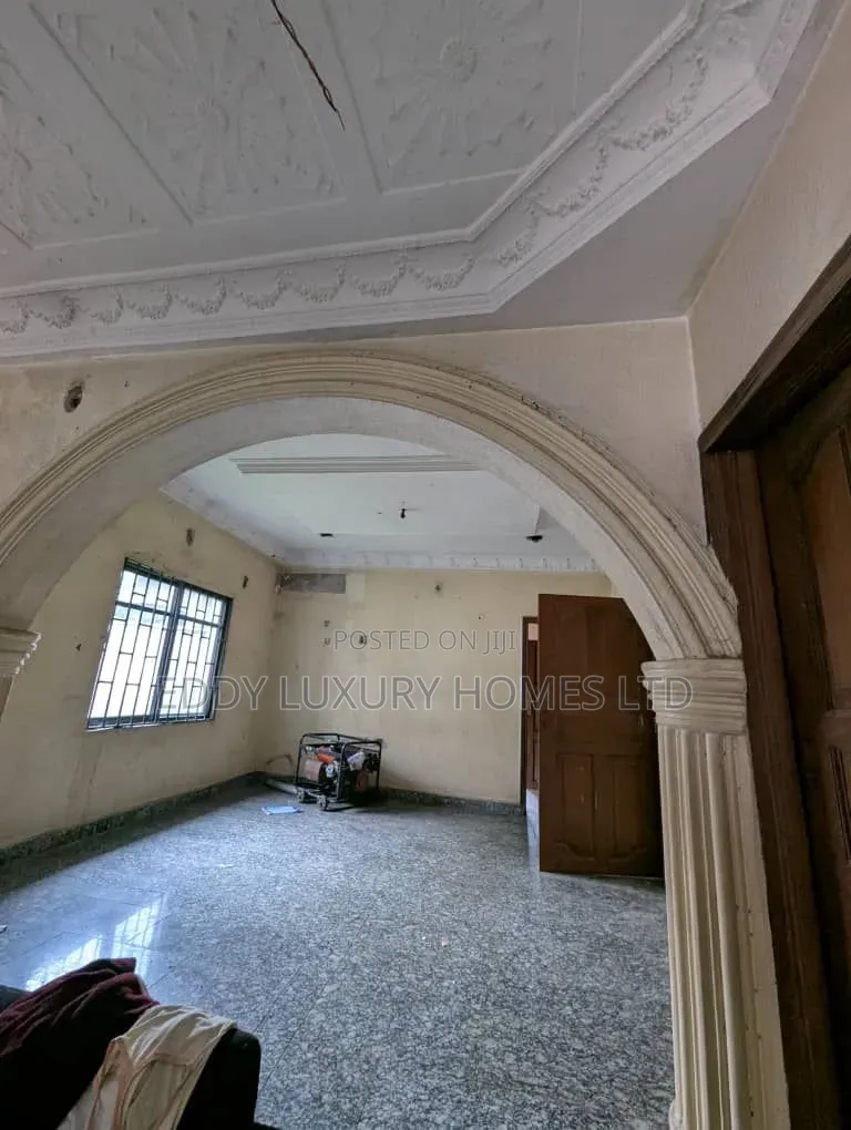 6bdrm Bungalow in Osongama Estate, Uyo for sale in Uyo
