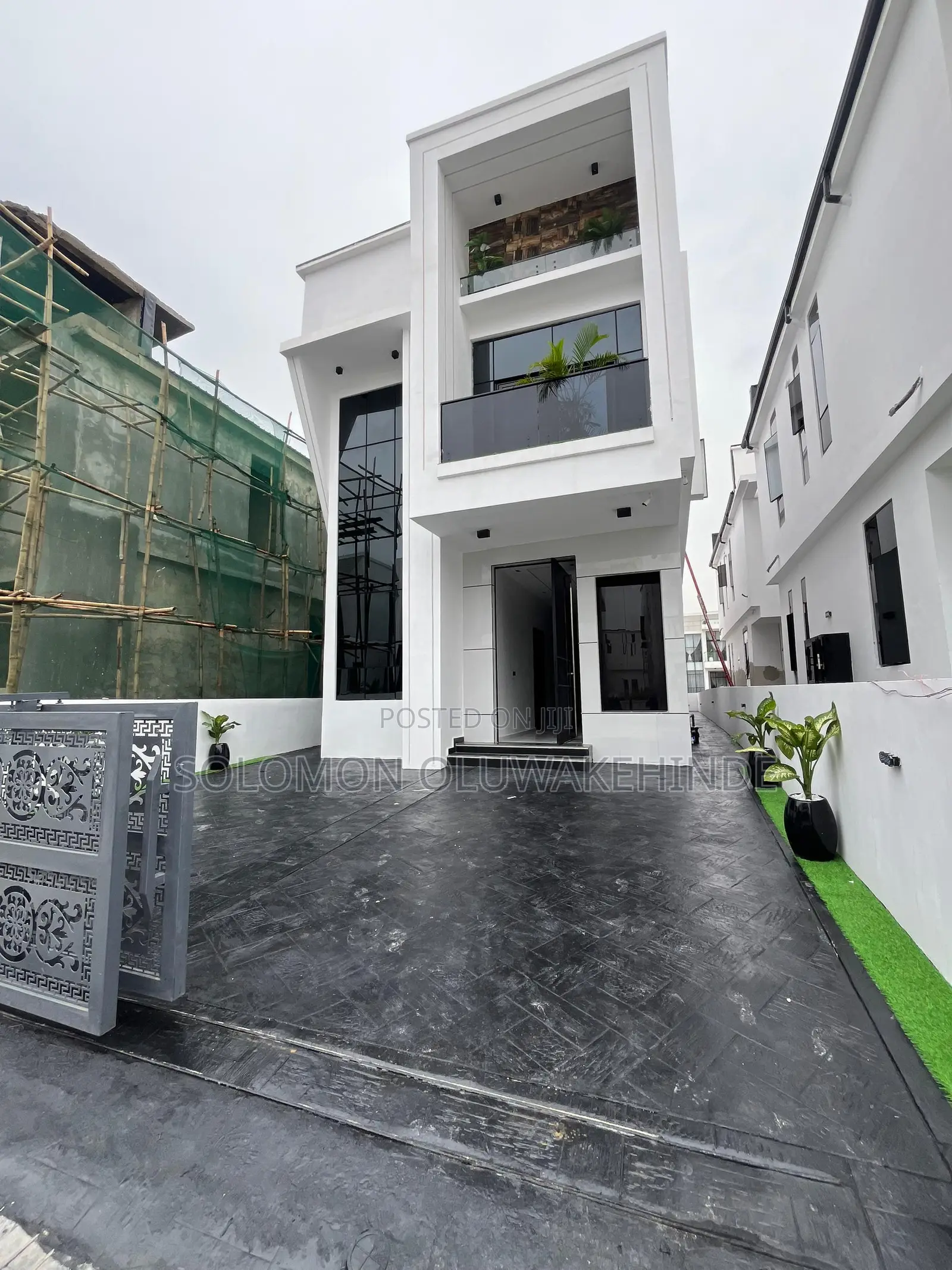 5bdrm Duplex in Chevron for sale in Chevron