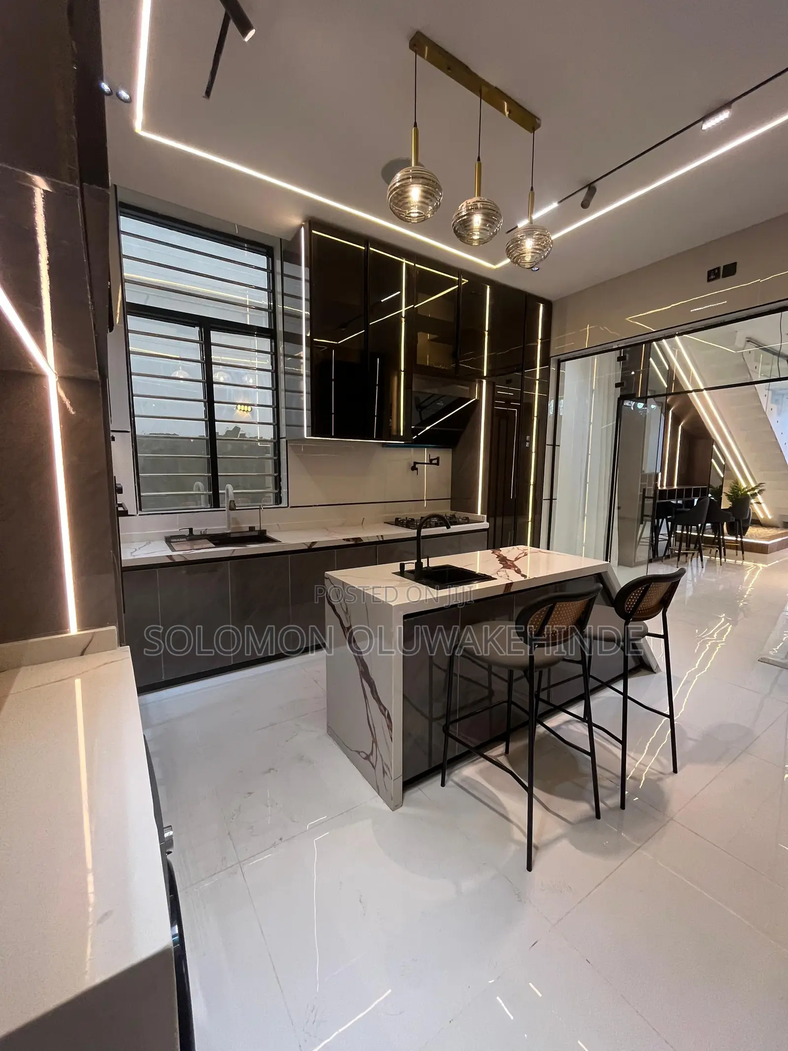 5bdrm Duplex in Chevron for sale in Chevron