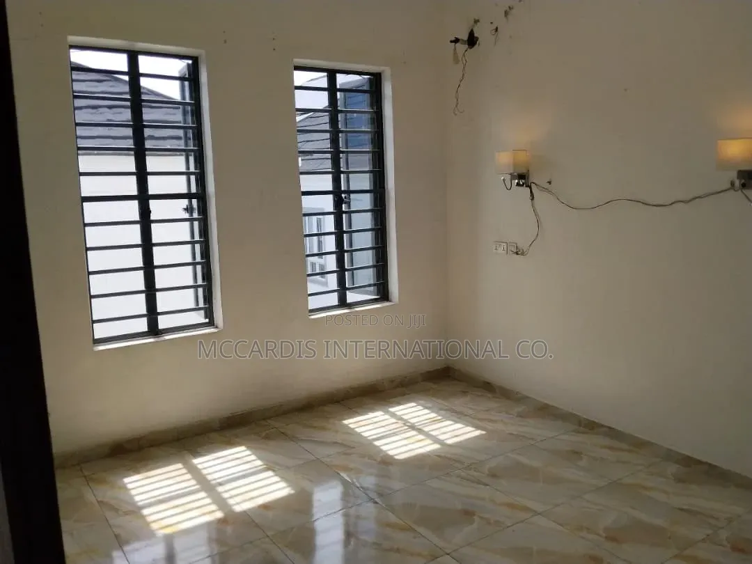 3bdrm Apartment in Off Freedom Way for sale in Lekki Phase 1