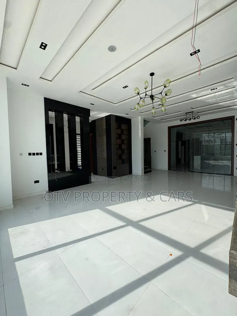 Furnished 5bdrm Duplex in Ikota for sale in Ikota