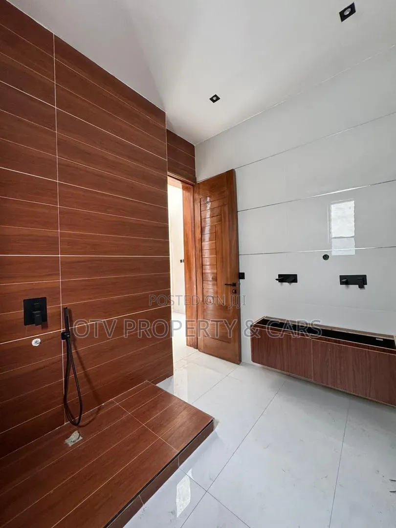 Furnished 5bdrm Duplex in Ikota for sale in Ikota