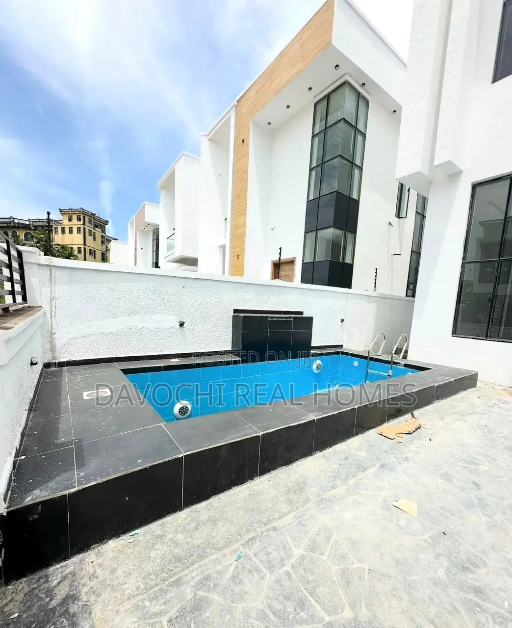 4bdrm Duplex in Chevron for sale in Chevron