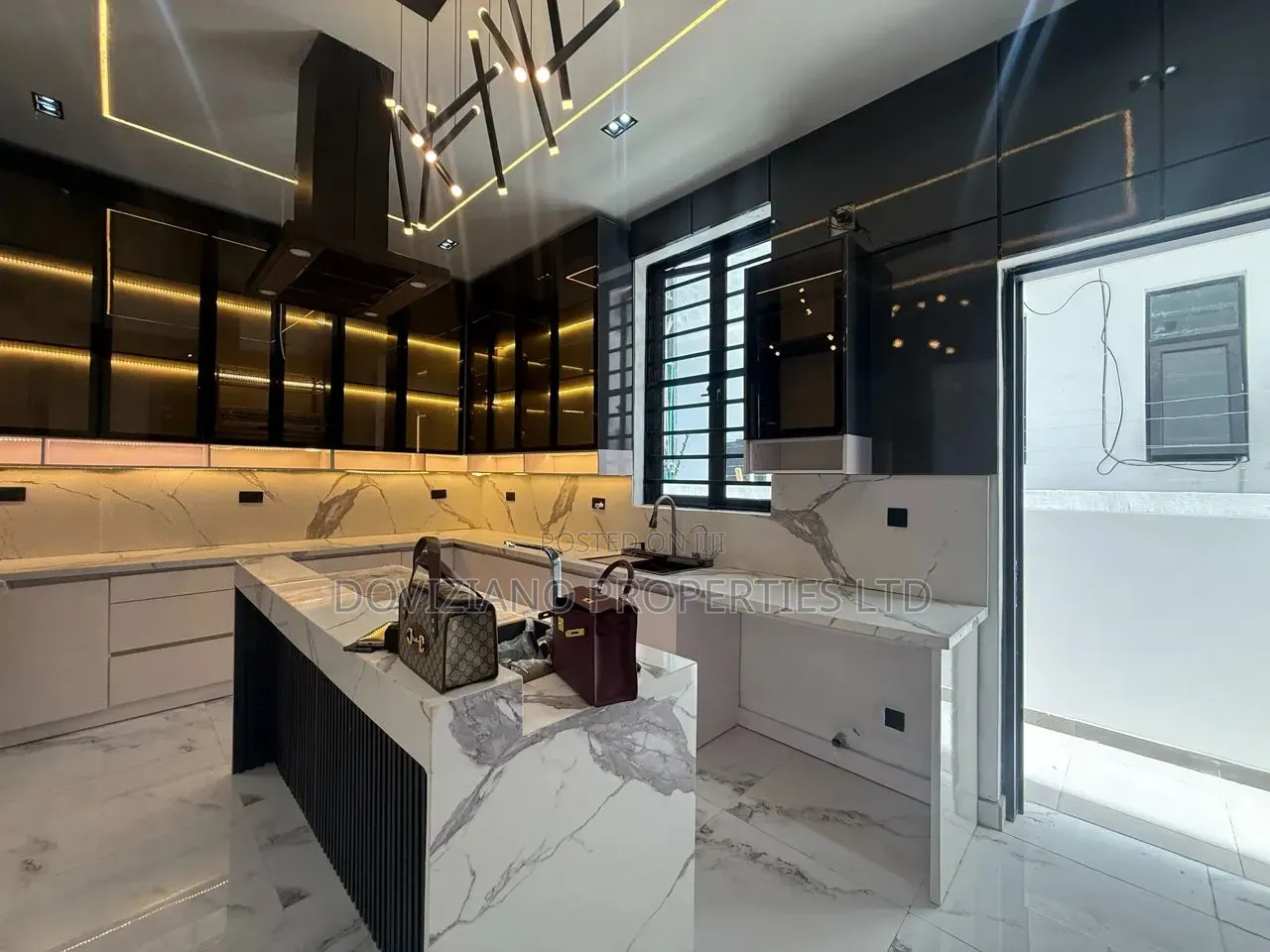 5bdrm Duplex in Lekki Phase 1 for sale in Lekki Phase 1