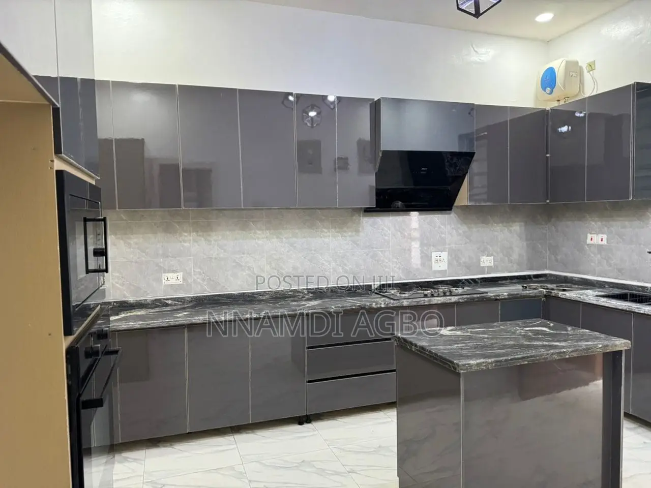 5bdrm Duplex in Chevron for rent in Chevron