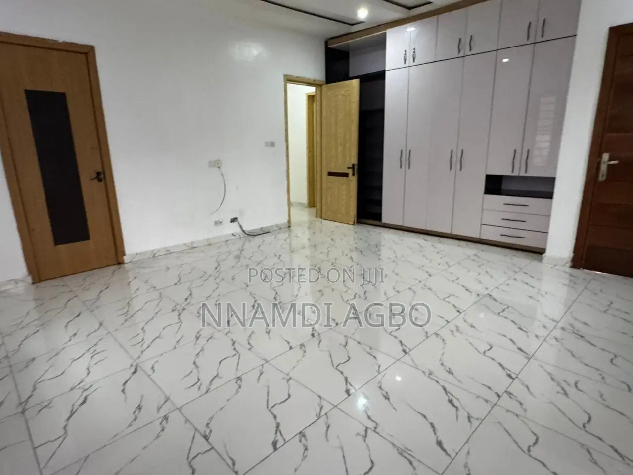 5bdrm Duplex in Chevron for rent in Chevron