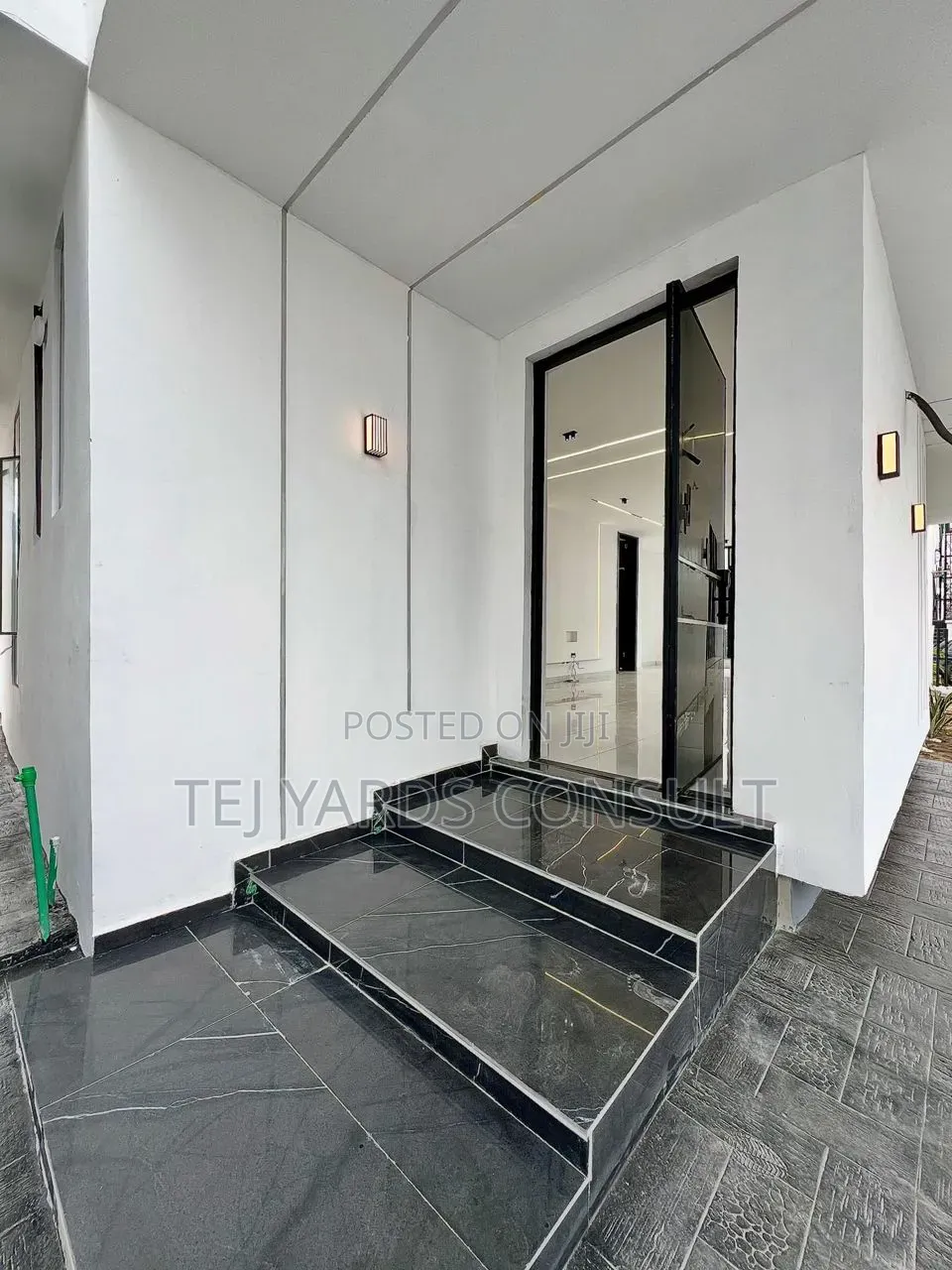 5bdrm Duplex in Chevron for sale in Chevron
