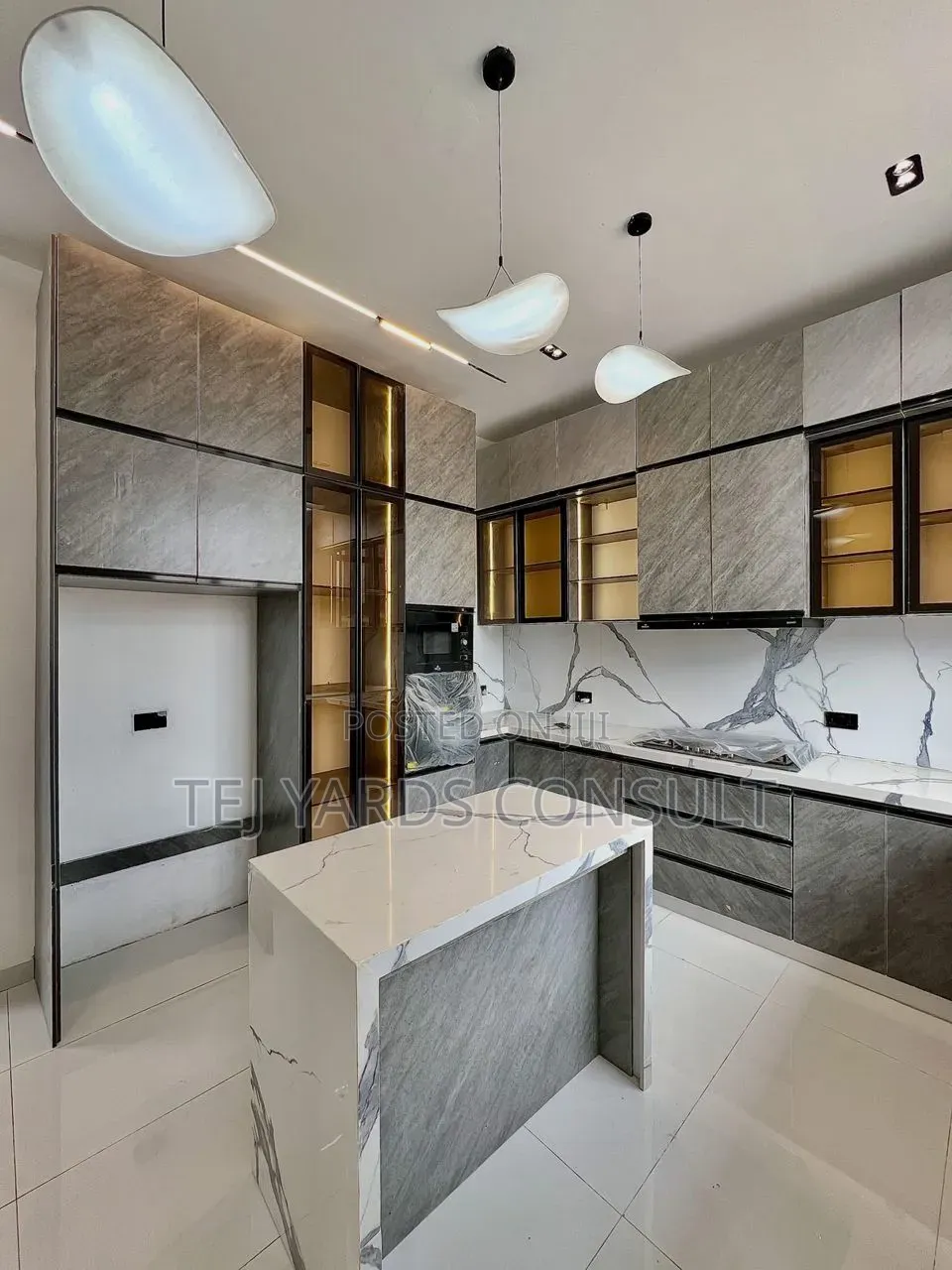 5bdrm Duplex in Chevron for sale in Chevron