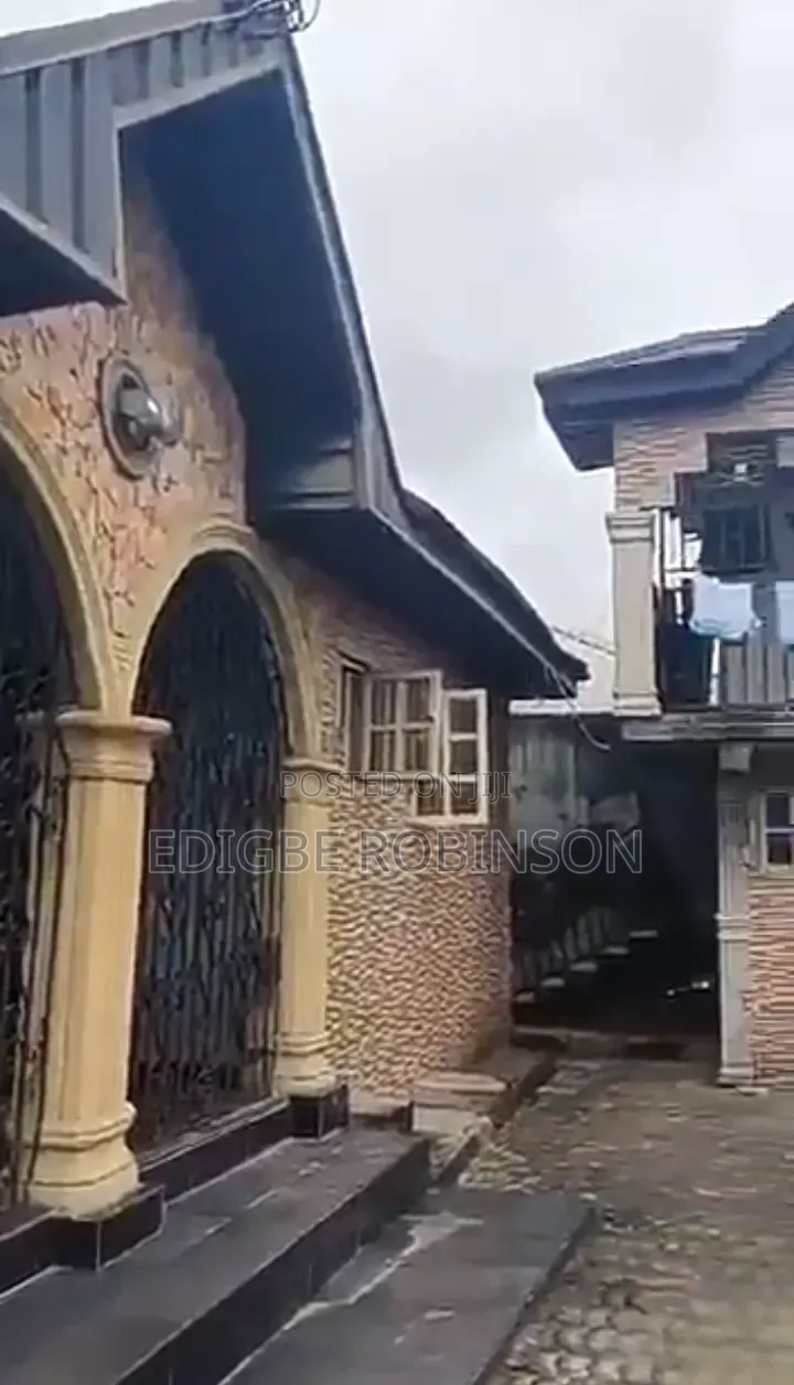 8bdrm Bungalow in Jeddo Okpe, Warri for sale in Warri