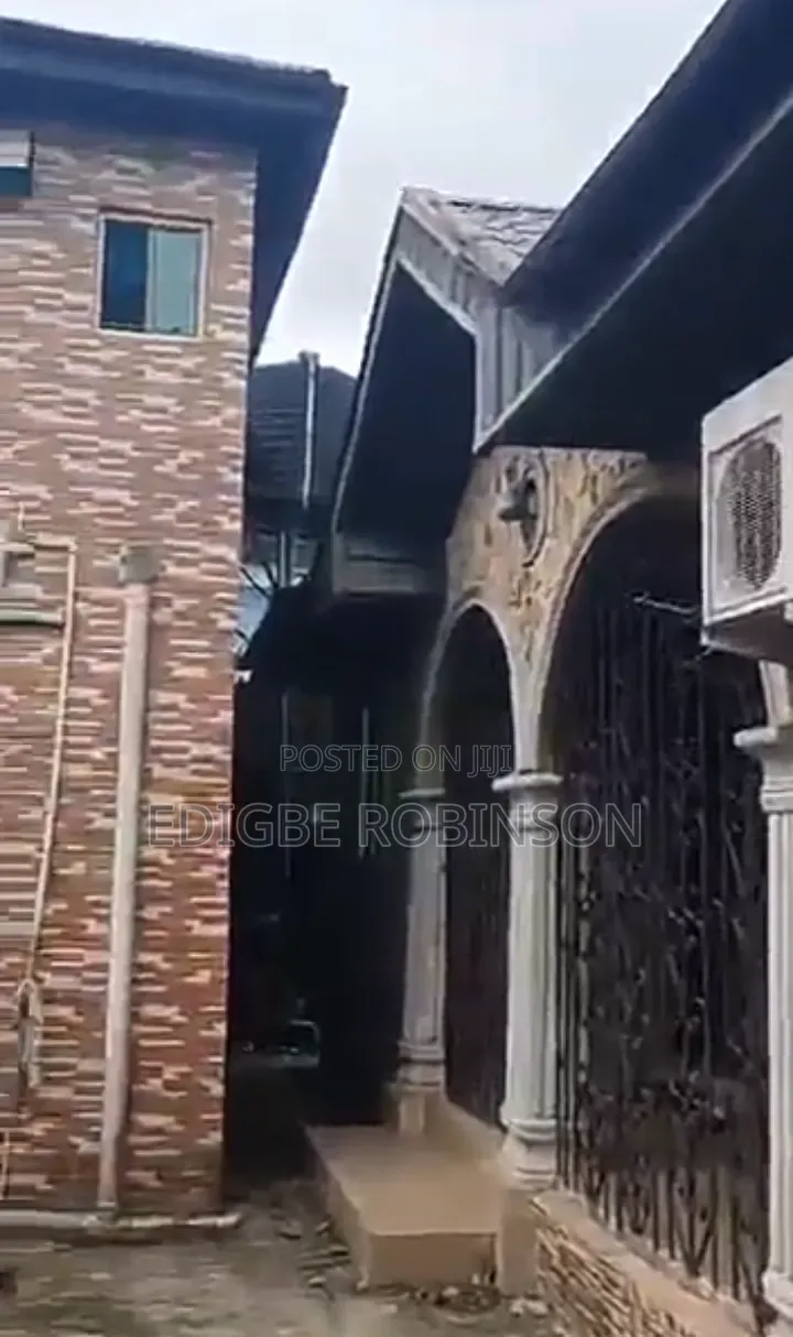 8bdrm Bungalow in Jeddo Okpe, Warri for sale in Warri