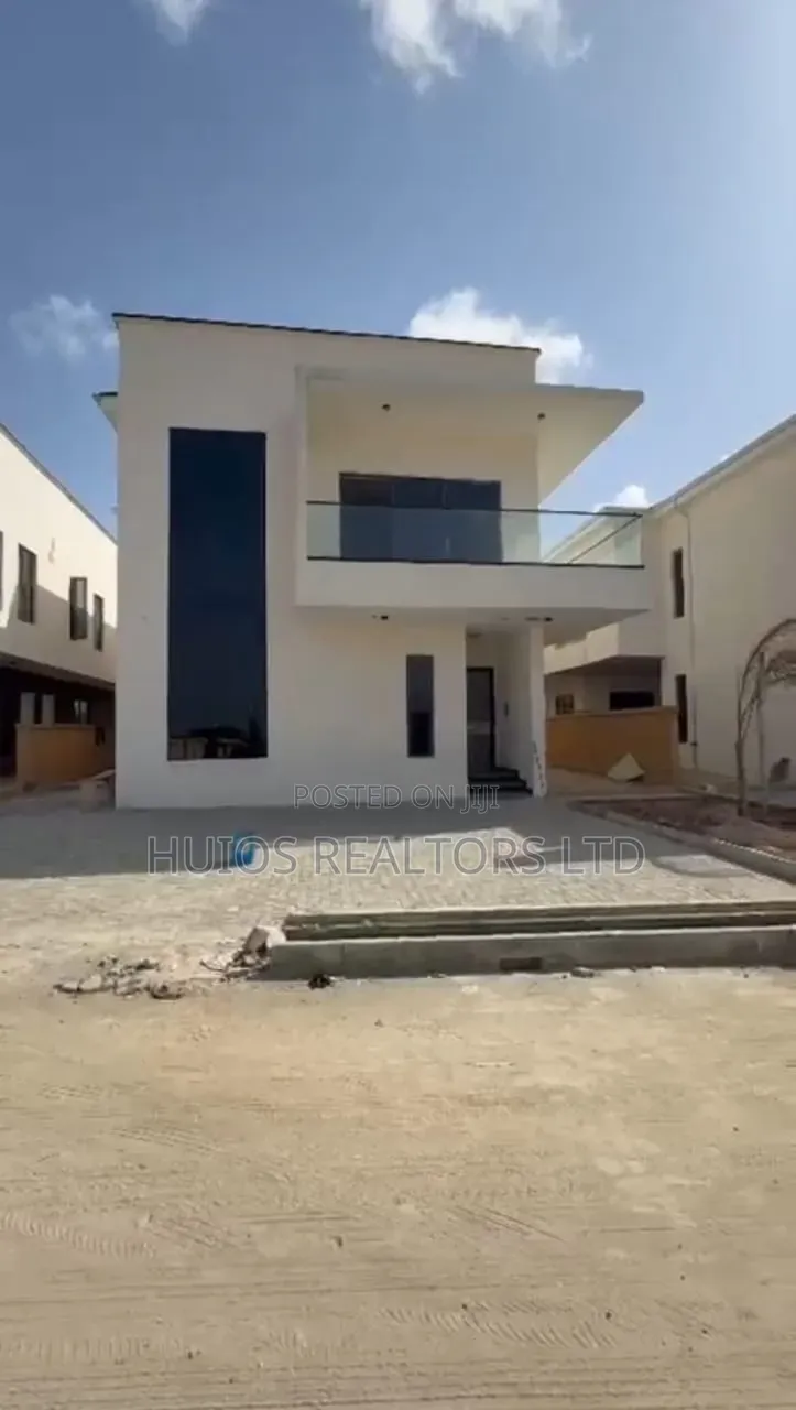 5bdrm Duplex in Lekki Phase 1 for sale in Lekki Phase 1