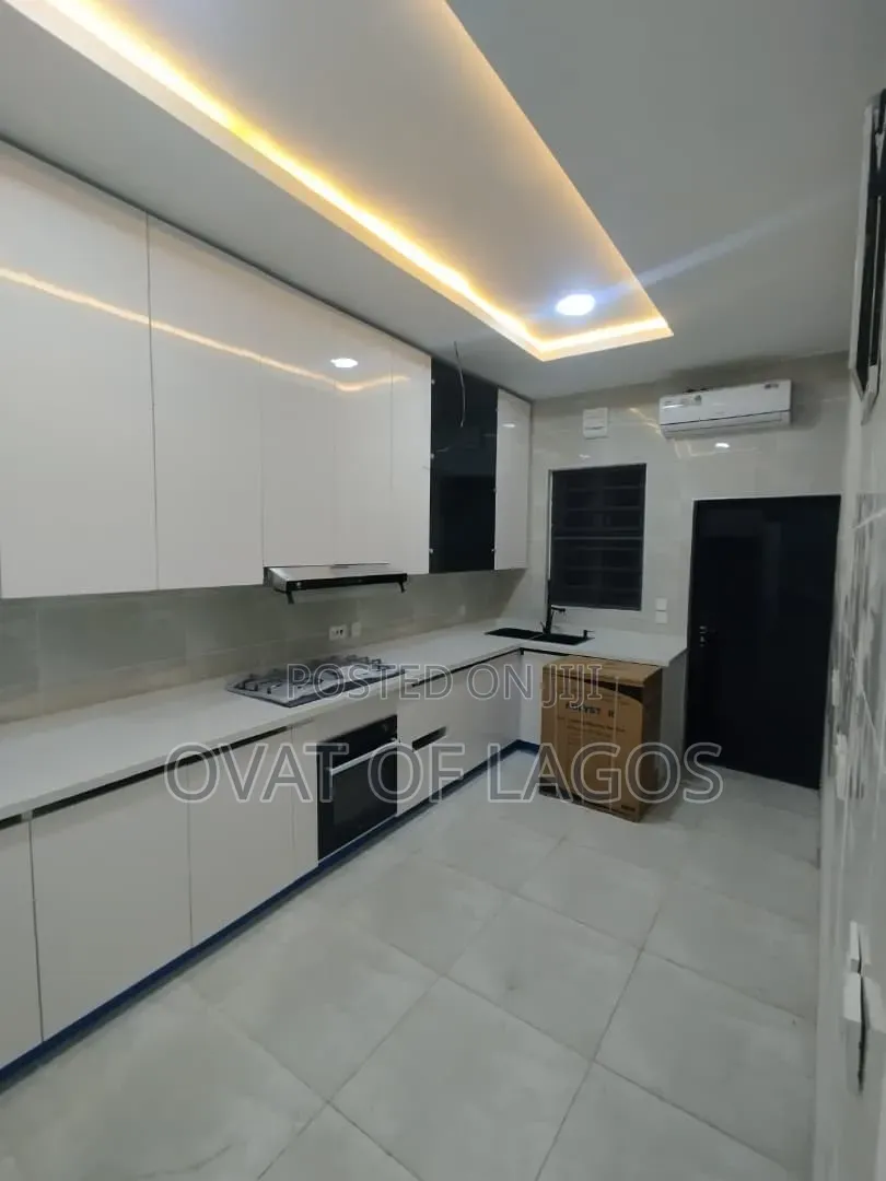 4bdrm Duplex in Oniru, 1004 for sale in 1004