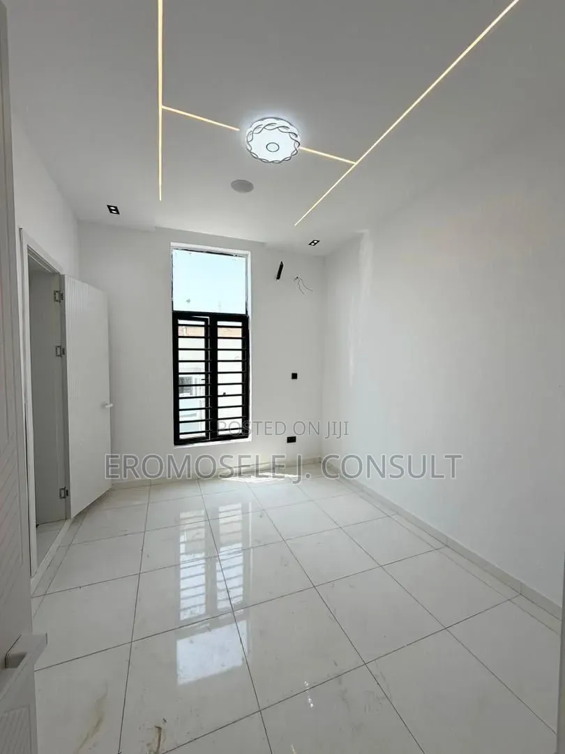 2bdrm Apartment in Aguda / Surulere for sale in Aguda / Surulere