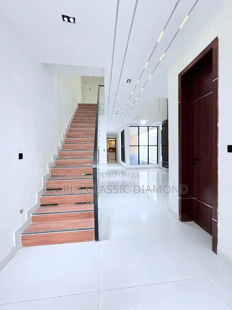 5bdrm Duplex in Chevron Tollgate for sale in Chevron