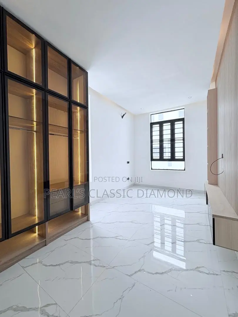5bdrm Duplex in Chevron Tollgate for sale in Chevron