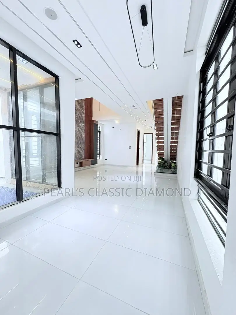 5bdrm Duplex in Chevron Tollgate for sale in Chevron