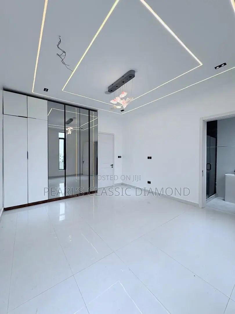 5bdrm Duplex in Ikate for sale in Ikate
