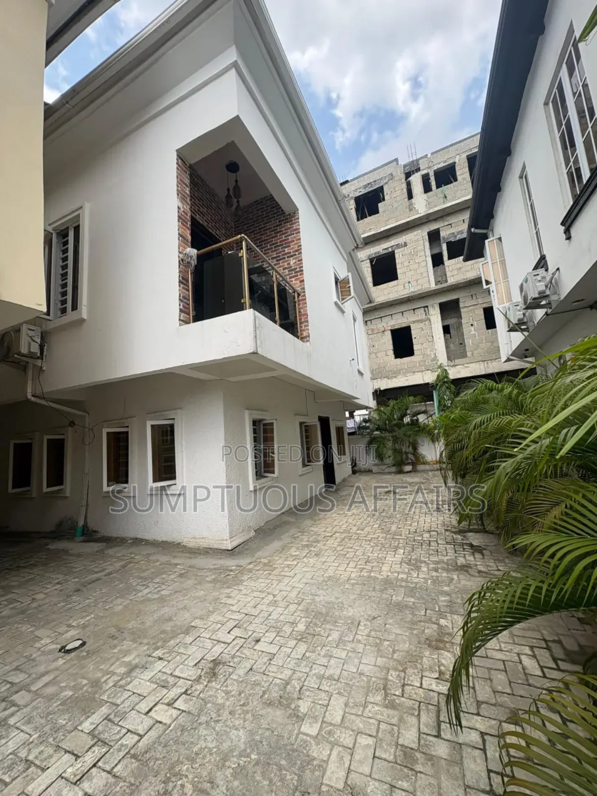 Mini Flat in Chevron for rent in Chevron