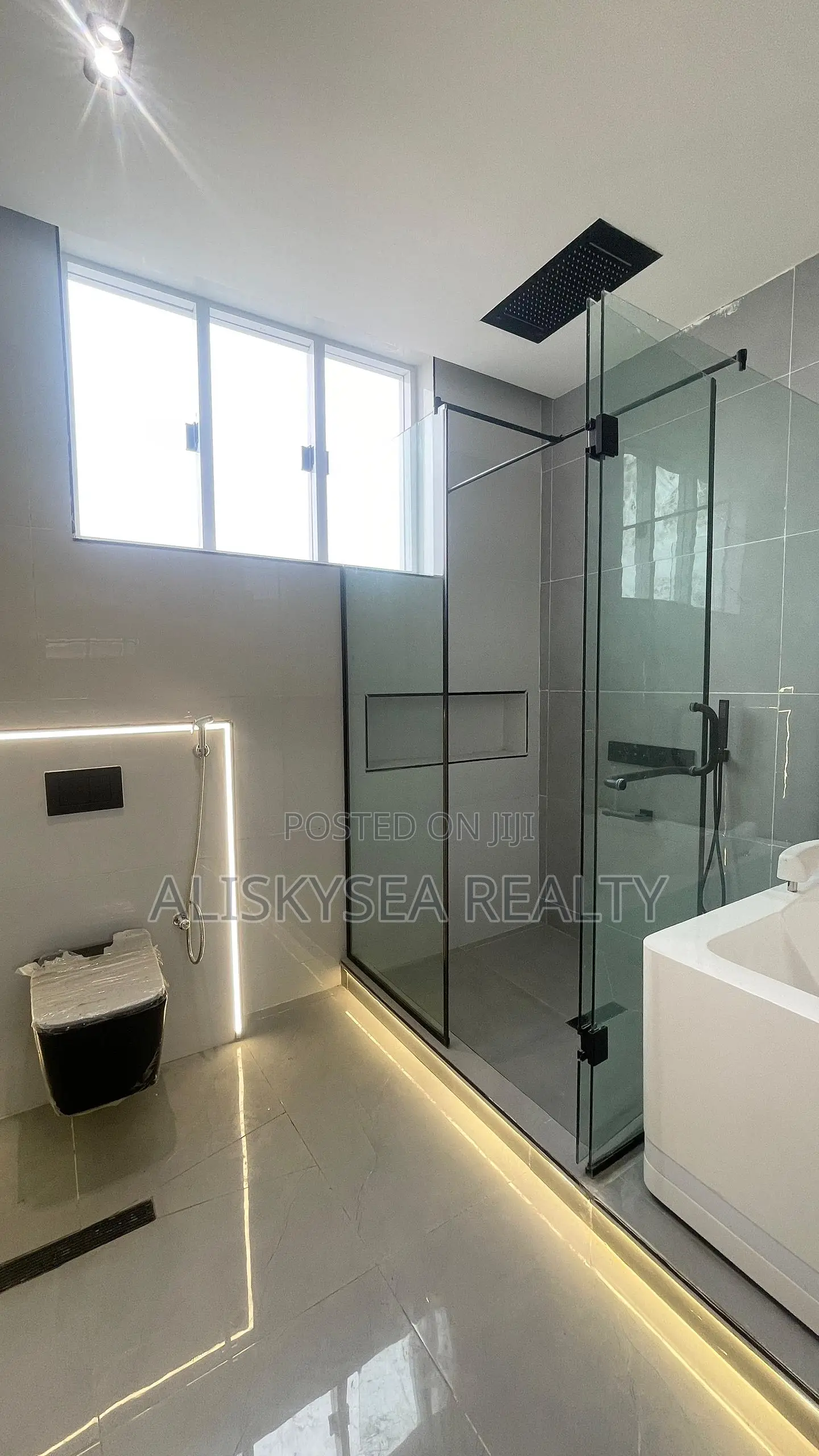 5bdrm House in Osapa for sale in Osapa london
